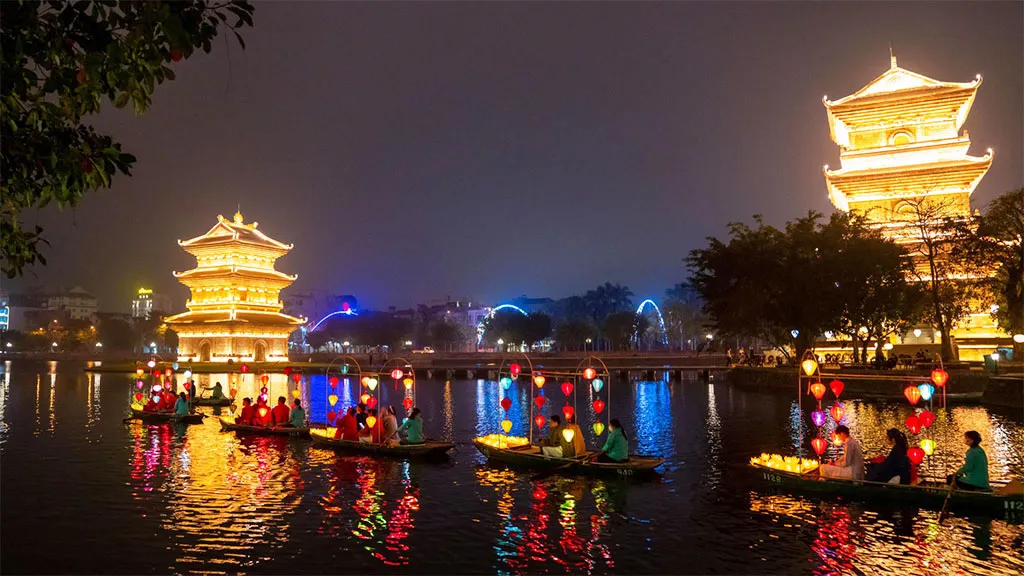 Phố cổ Hoa Lư lung linh dưới ánh đèn vàng vào buổi tối.