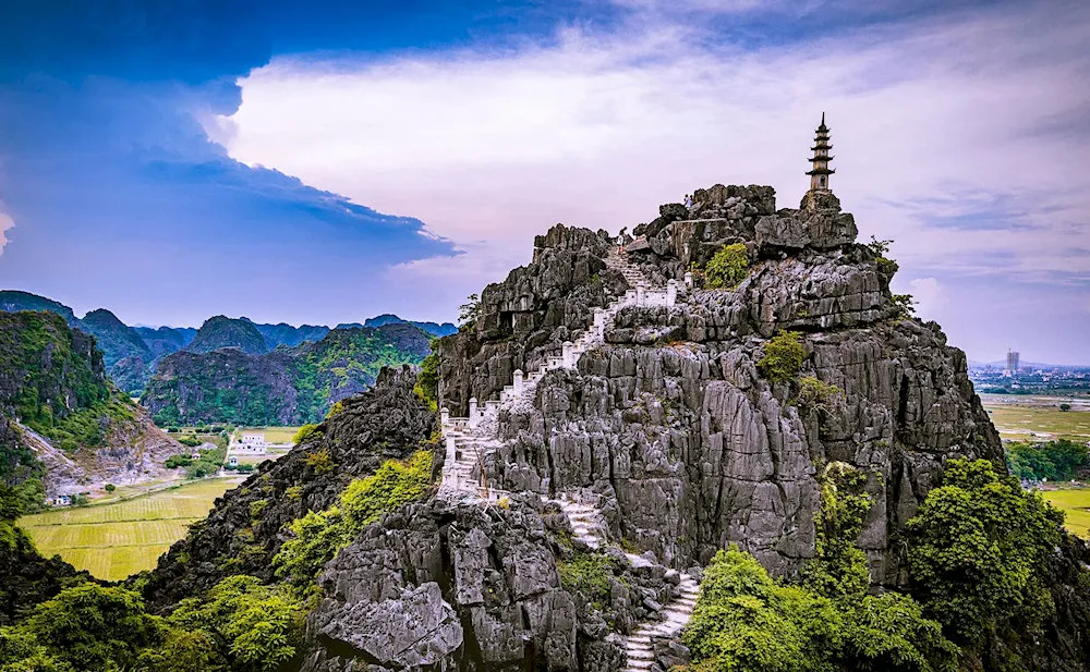 Toàn cảnh Hang Múa nhìn từ trên cao.